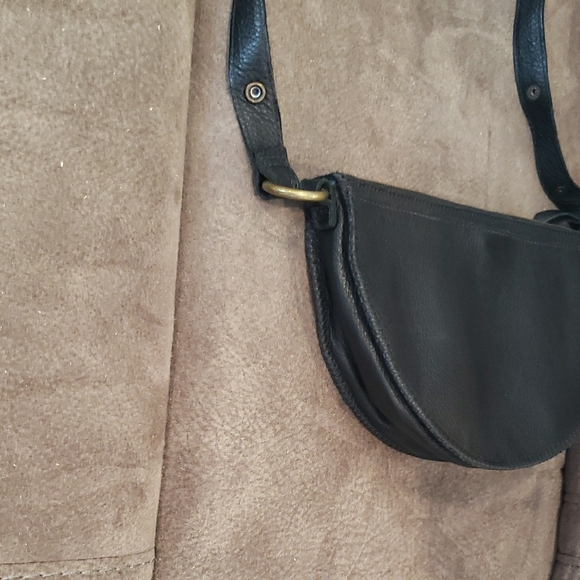 Elegant Black Leather Crossbody Bag - Picture 5 of 8